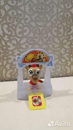 Новогодние игрушки, гирлянда, мишура