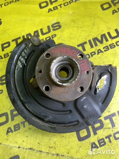 Кулак передний правый Renault Symbol