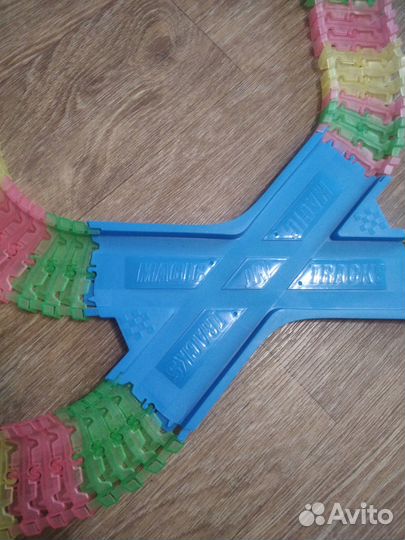 Гибкий трек с двумя машинками