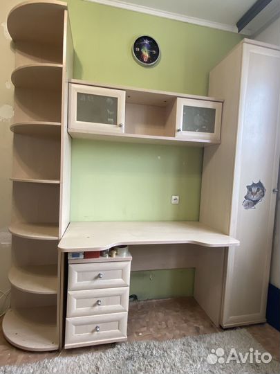 Комплект детской мебели. Стол с шкафами