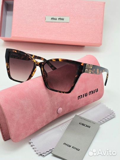 Солнцезащитные очки Miu Miu женские