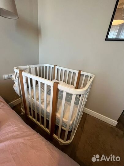 Детская кроватка с маятником белая