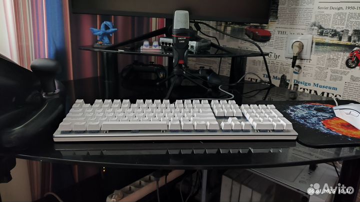 Продам угловой стеклянный стол в чёрном цвете