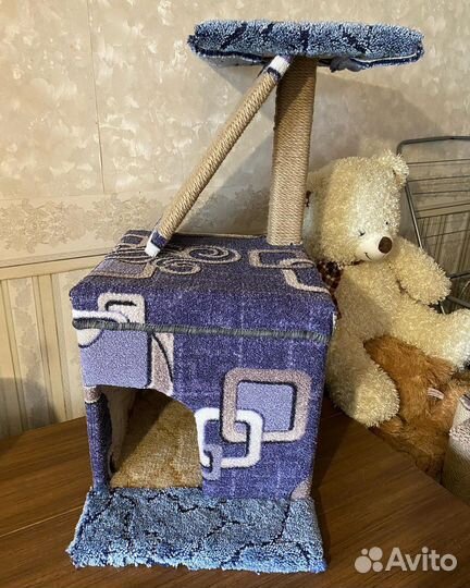 Домик для кошки из дерева и ковролина с лежаком