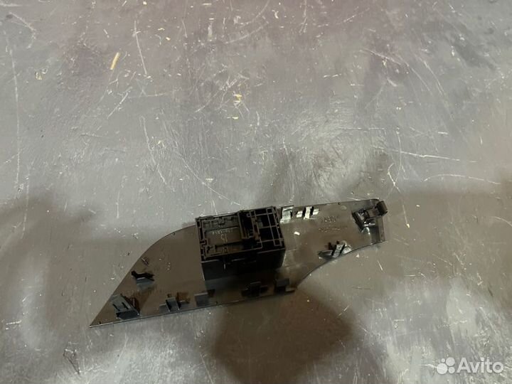 Кнопка стеклоподъемника заднего правого Toyota Rav