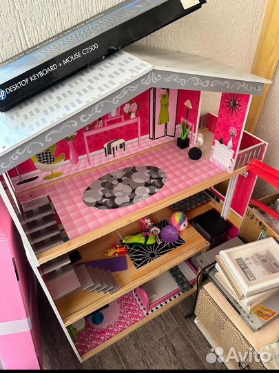 Большой кукольный домик с мебелью