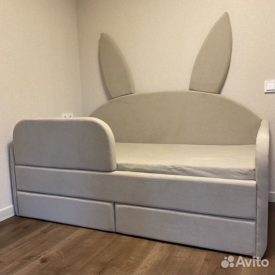 Кровать диван для ребенка со спинками зайка