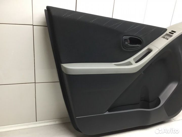Обшивка двери передняя левая Toyota Yaris хэтчбек