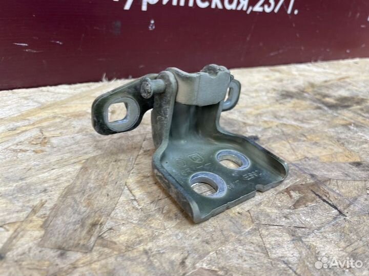 Петля двери передняя правая Renault Duster