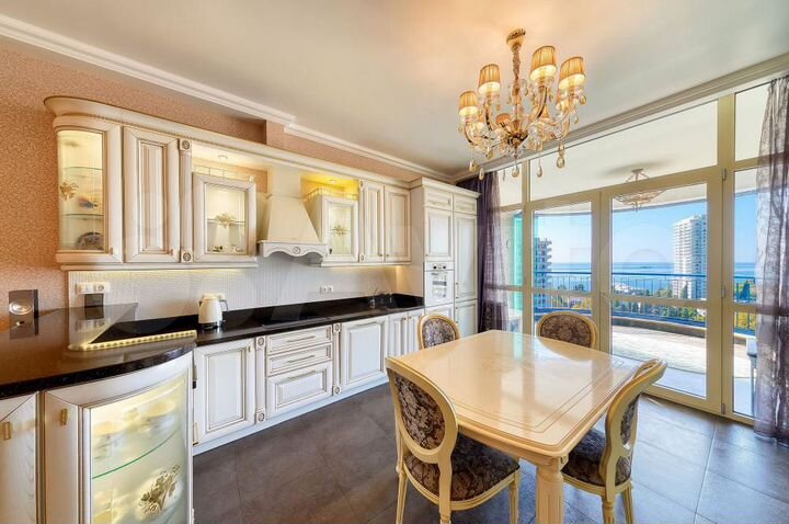 3-к. квартира, 132 м², 16/23 эт.