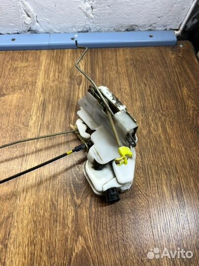 Замок боковой двери передний левый Mitsubishi