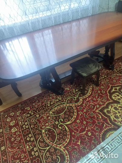 Стол со стульями