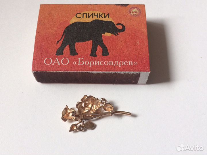 Брошь золотая