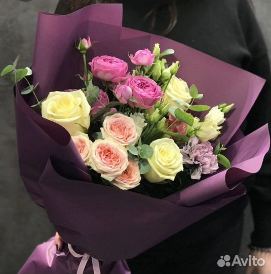 Букет цветов из роз, эустомы, хризантемы