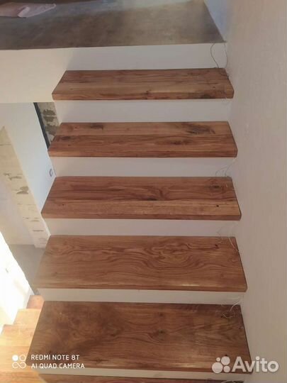 Лестница на второй этаж из массива дуба ступени