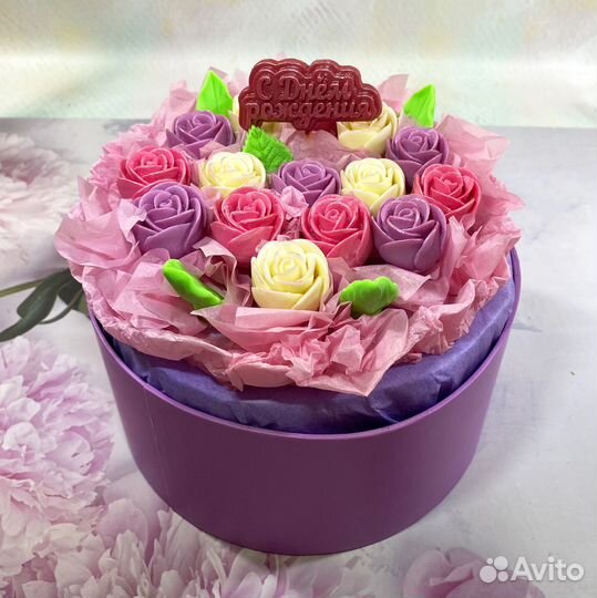 Сладкий подарок из шоколадных цветов