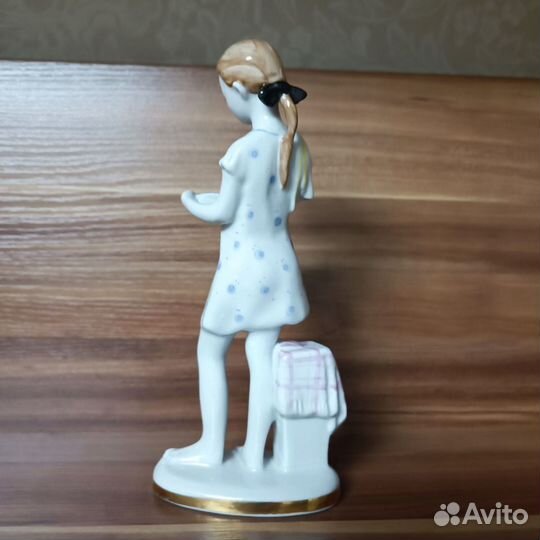 Фарфор статуэтка помощница Девочка с тарелкой лфз