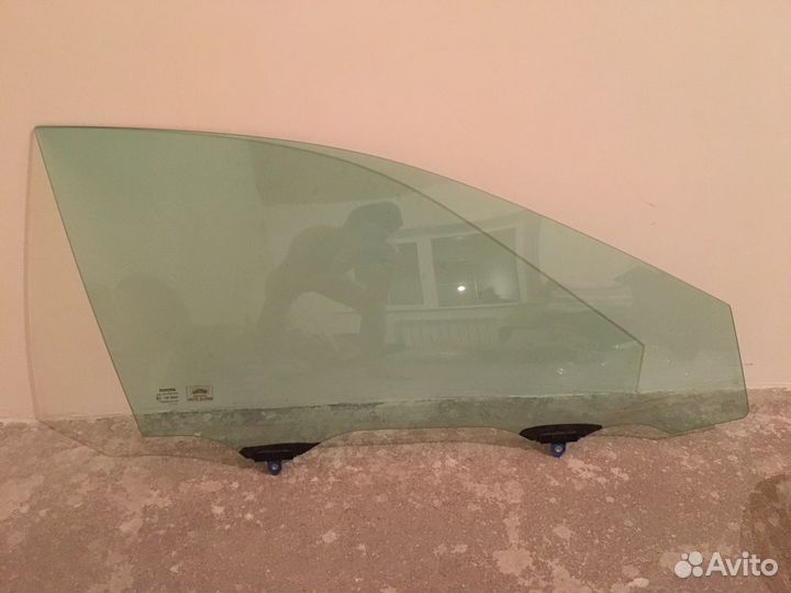 Правое переднее стекло двери на toyota Camry 70