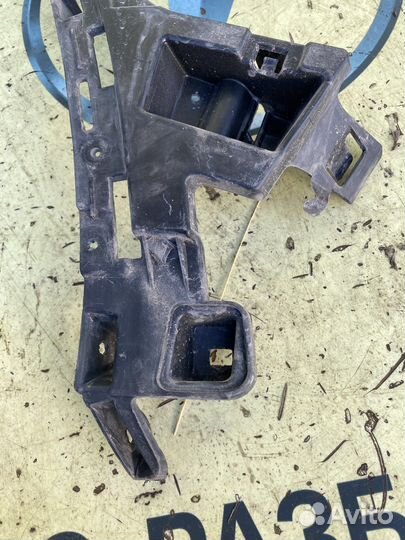 Mercedes W253 AMG кронштейн бампера переднего RH