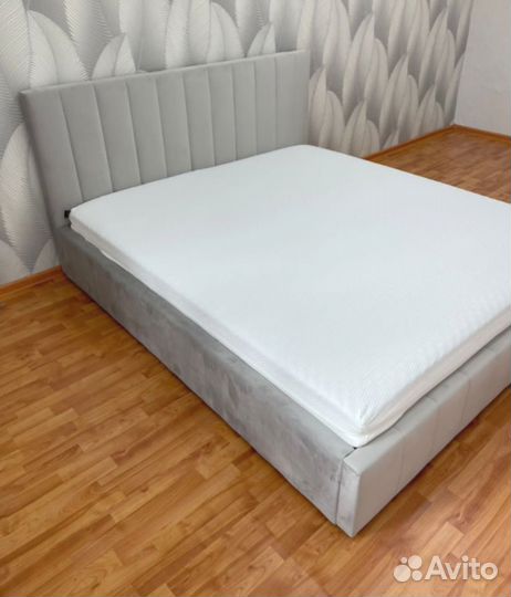 Белая кровать