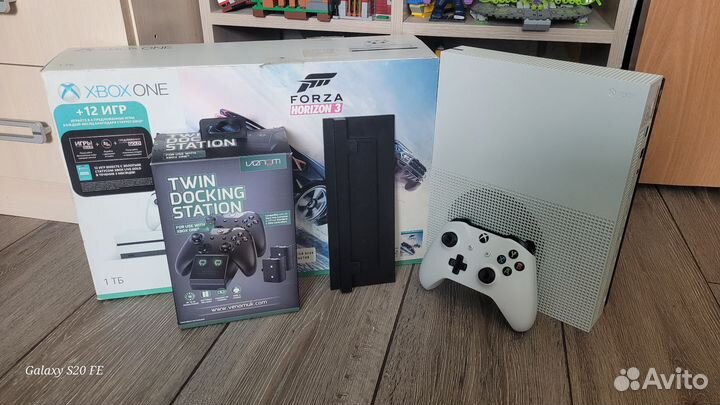 Xbox One S 1tb + док-станция