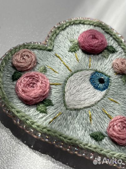 Брошка гладью