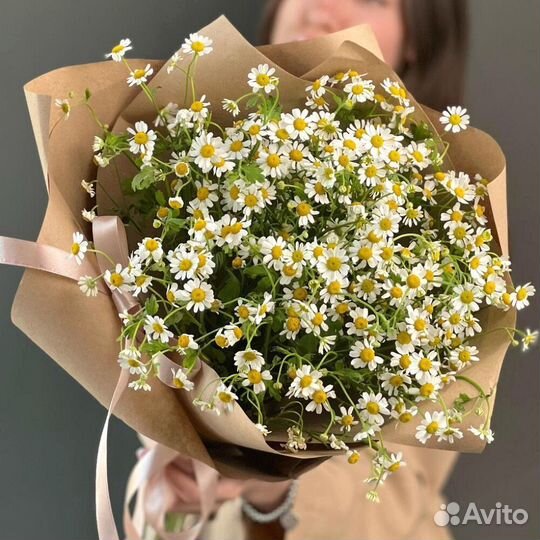 Букет из ромашек в крафте