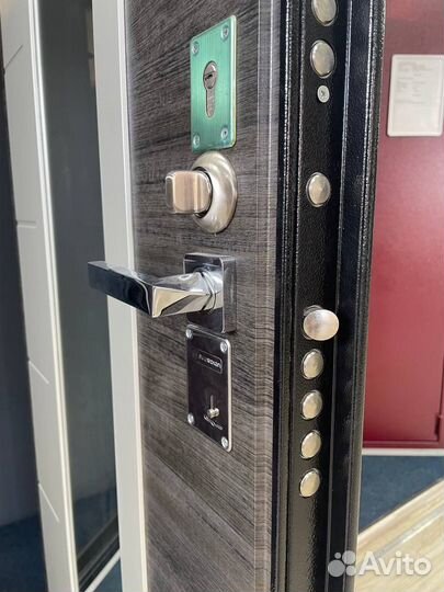 Дверь входная с зеркалом