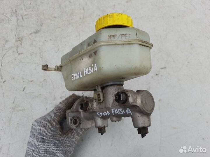 Главный тормозной цилиндр Шкода Фабия