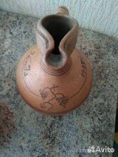 Старый глиняный кувшин
