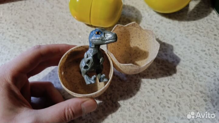 Игрушки Киндер сюрприза, мелкие, средние и одна бо