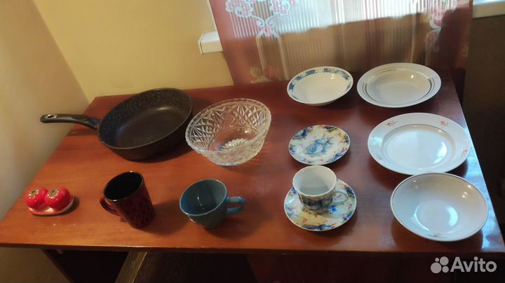 Набор посуды-сковородка-тарелки-кружки-ваза +доста