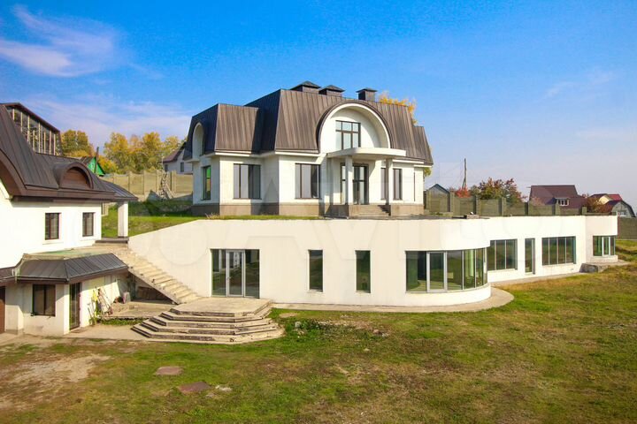 Коттедж 1300 м² на участке 64,5 сот.