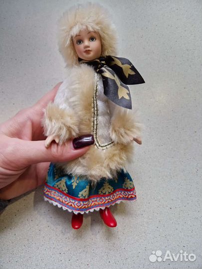 Кукла фарфоровая
