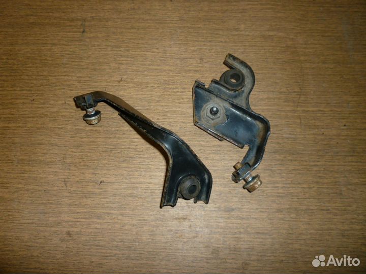 Крепление радиатора верхнее правое Renault 19