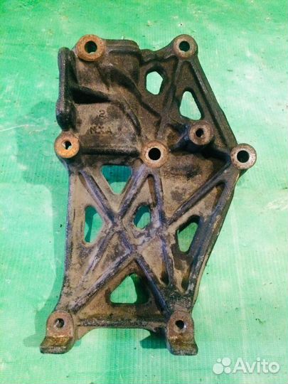 Кронштейн двигателя Mitsubishi Diamante