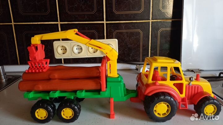 Игрушка развивающая. Трактор лесовоз