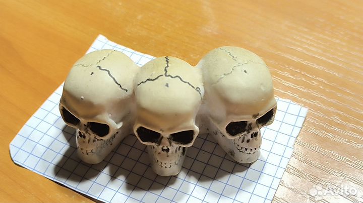 Три черепка.и две бронзовые фигурки