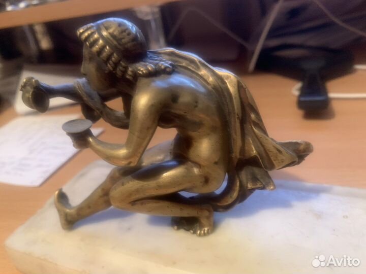 Бронза мальчик на мраморе