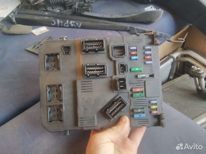 Блок предохранителей салона Пежо 206