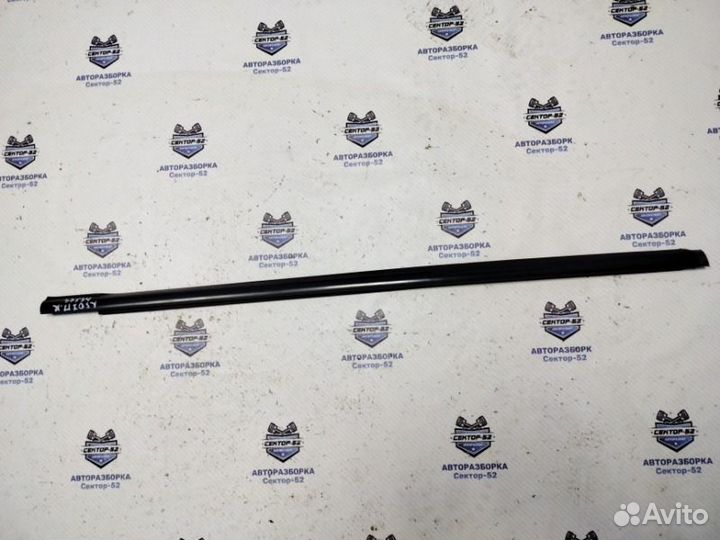 Уплотнитель стекла двери передний Kia Sportage 2