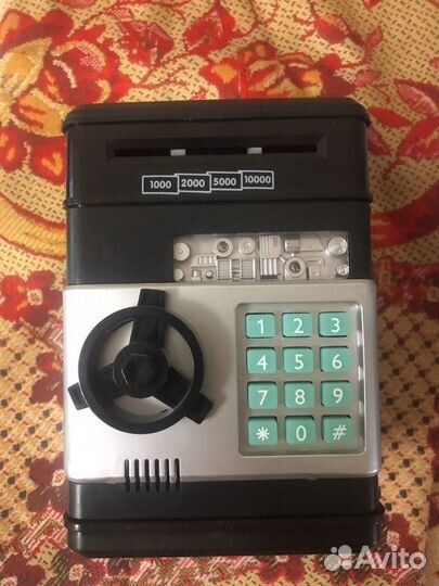 Игрушечный сейф для денег