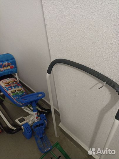 Детский снегокат с ручкой и колесами