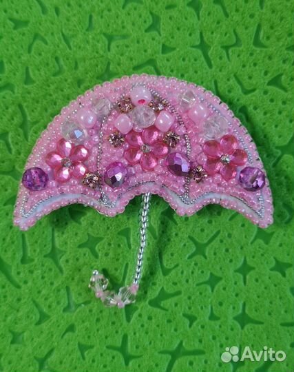 Брошь ручной работы из бисера