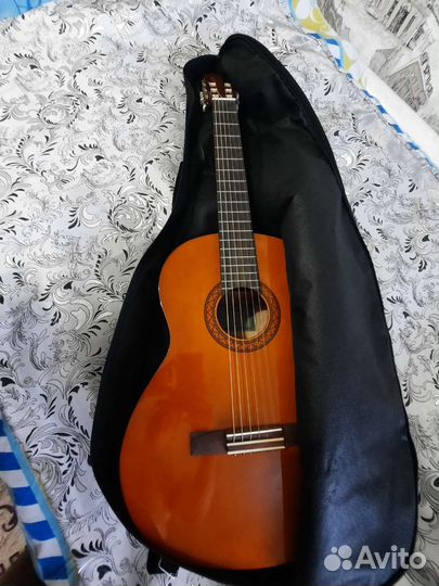 Гитара yamaha c40, чехол, цветные струны, тюнер