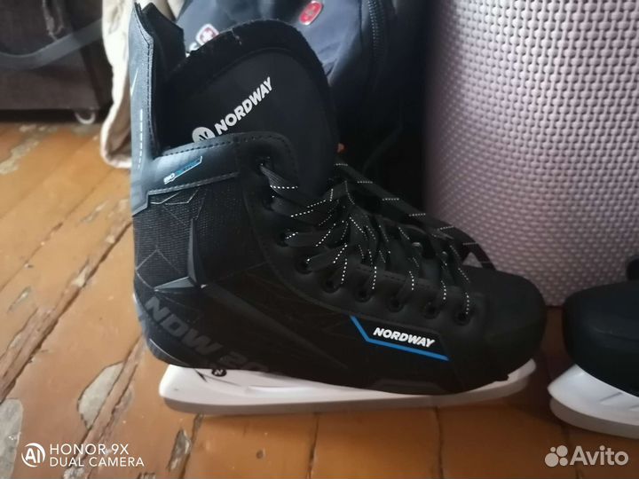 Коньки хоккейные