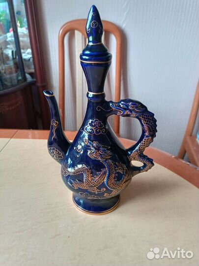 Глиняный кувшин для вина