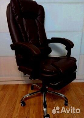 Офисное кресло с подножкой
