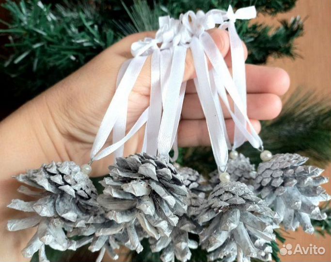 Новогодние игрушки на елку.Из сосновых шишек