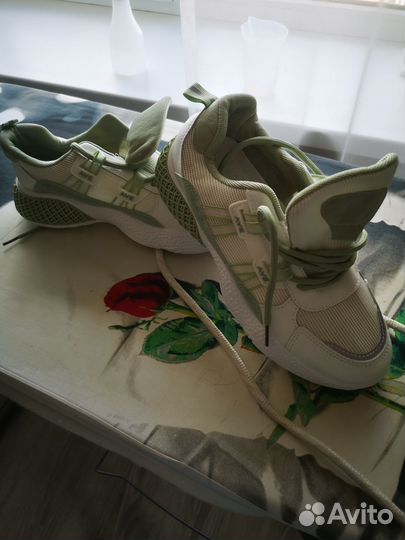 Кроссовки женские